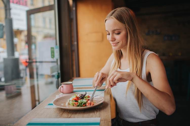 Mindful eating improves weight loss and eating habits - myDr.com.au